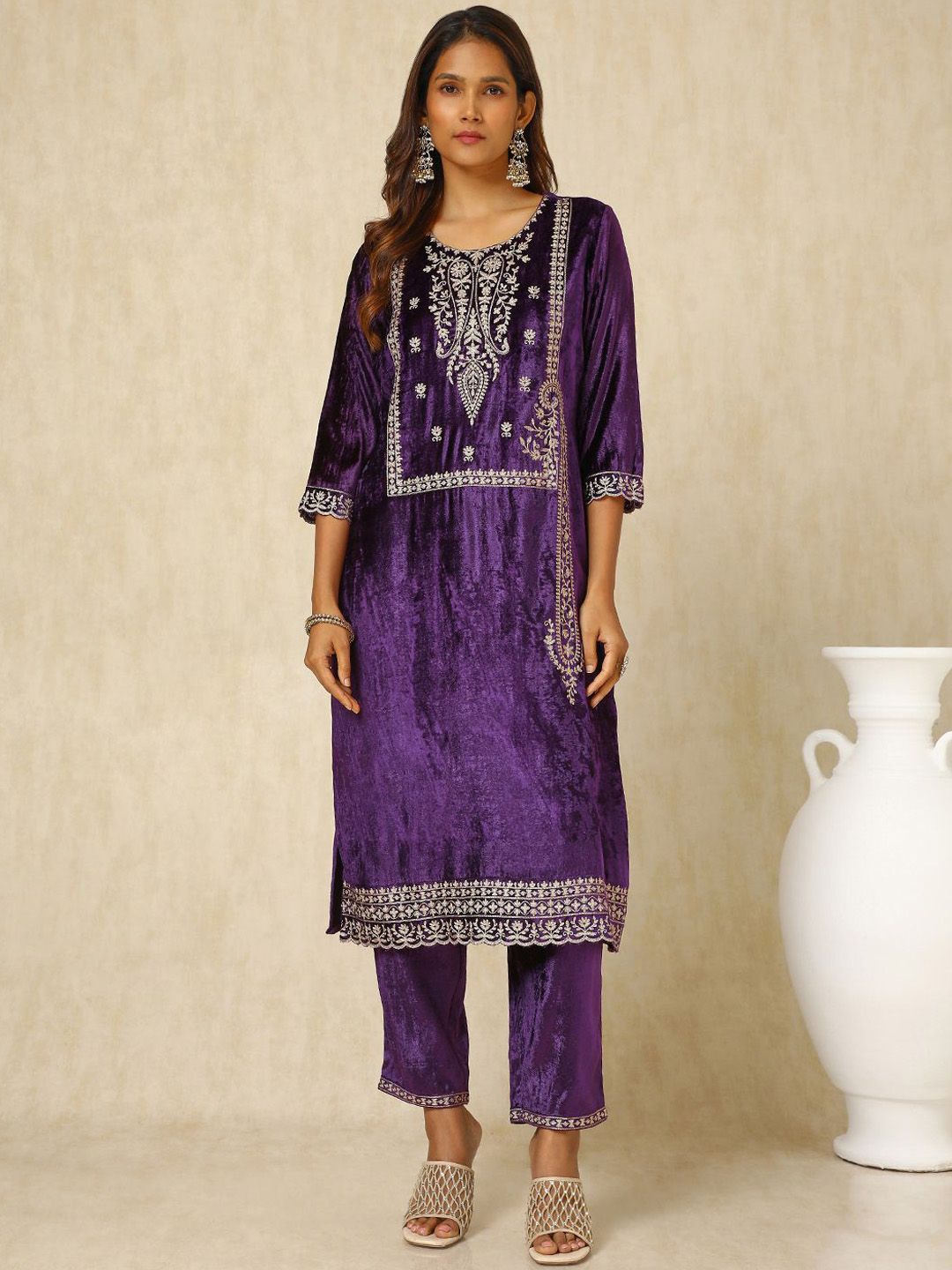 Dhiyona SO Women's Paisley Embroidered Straight Velvet Kurta with Trousers