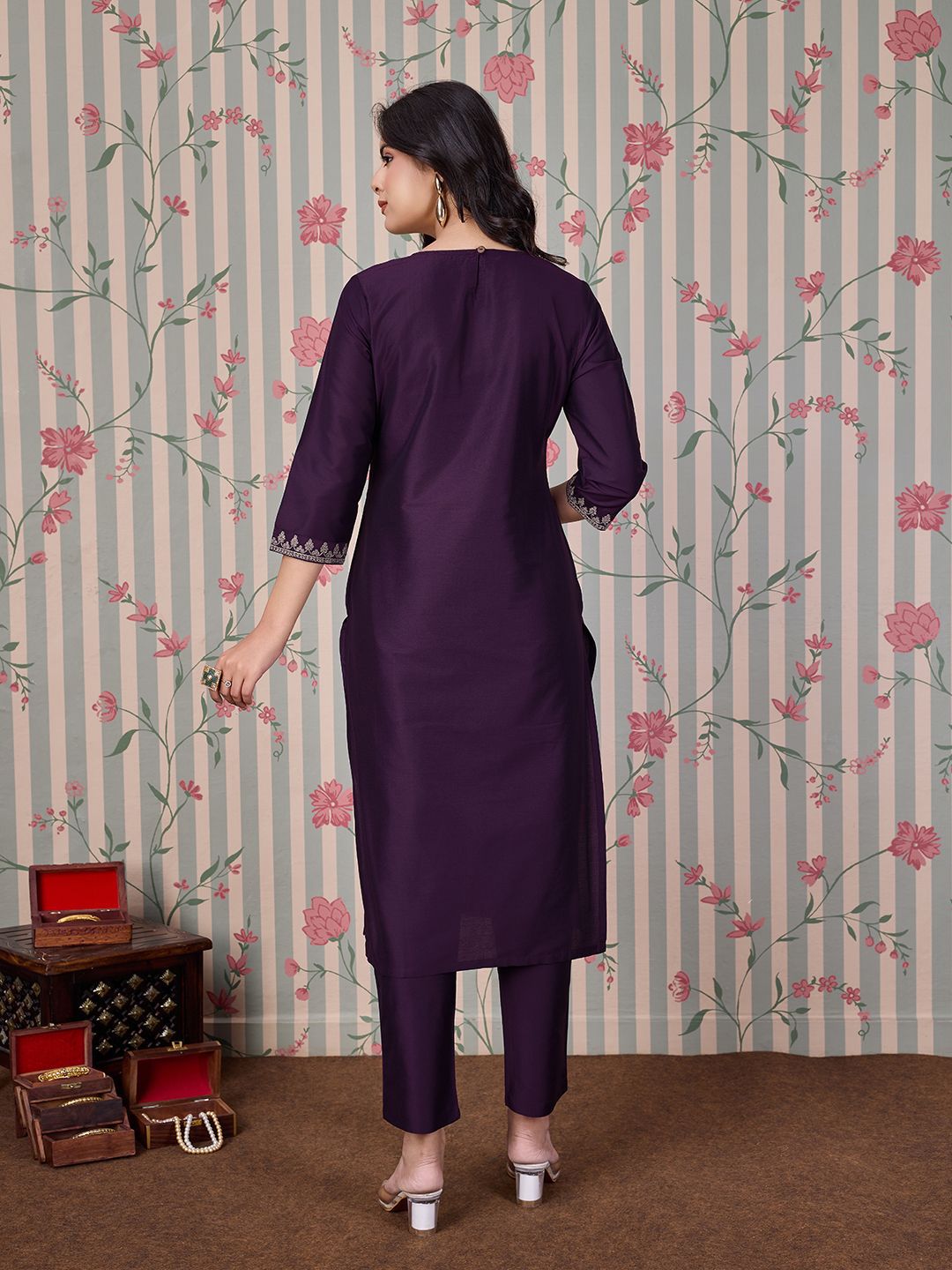 Dhiyona OD Women Embroidered Side Slits Straight Kurta