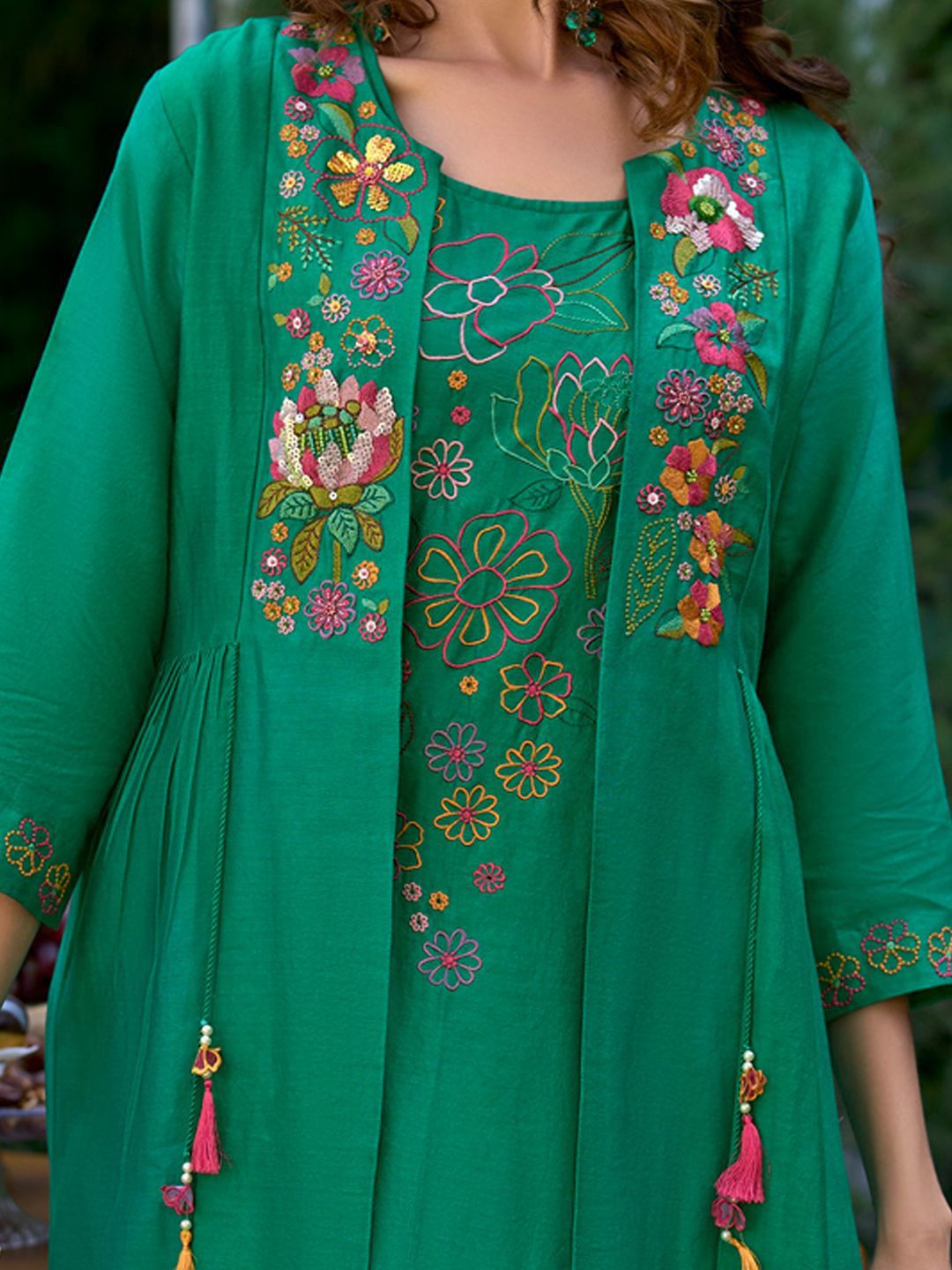 Dhiyona IE Women Floral Embroidered Regular Beads and Stones Kurta with Trousers