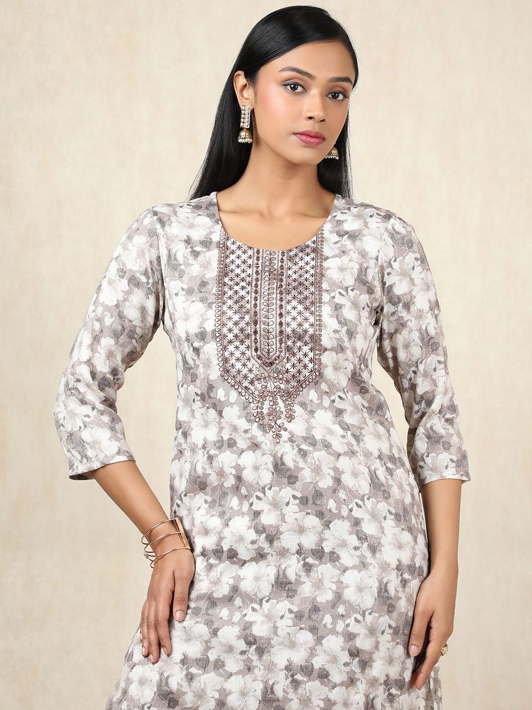 Dhiyona SO Women's Floral Printed Thread Work Round Neck Straight Kurta With Trousers