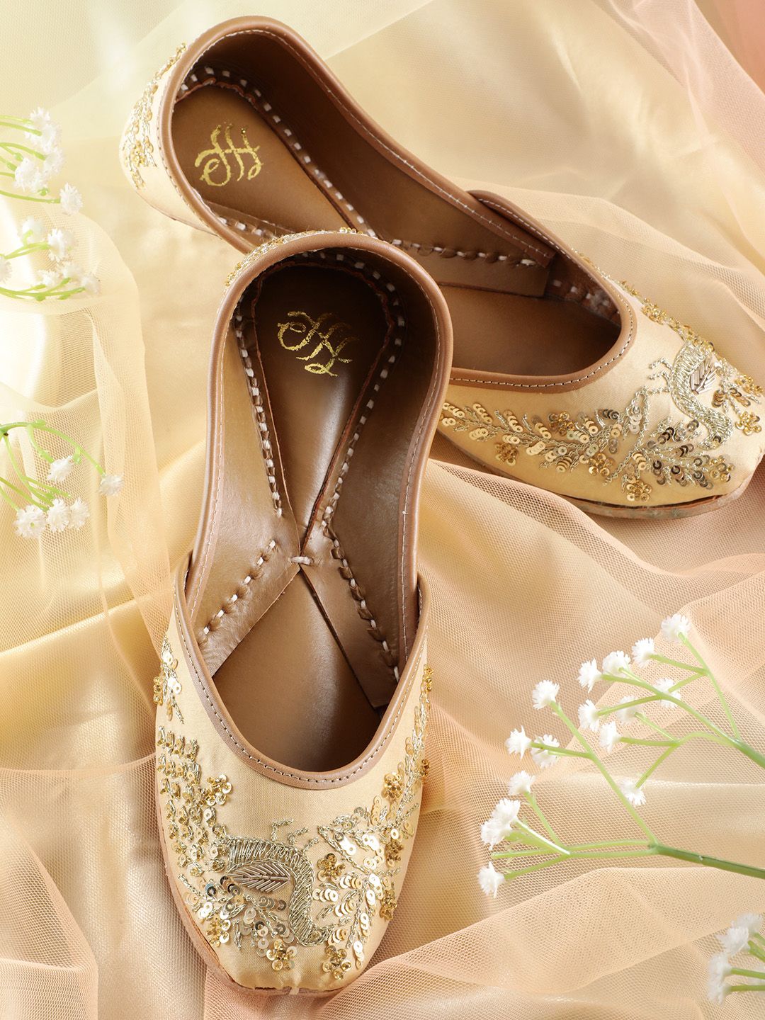 Dhiyona HOP Women Ethnic Embellished Mojaris