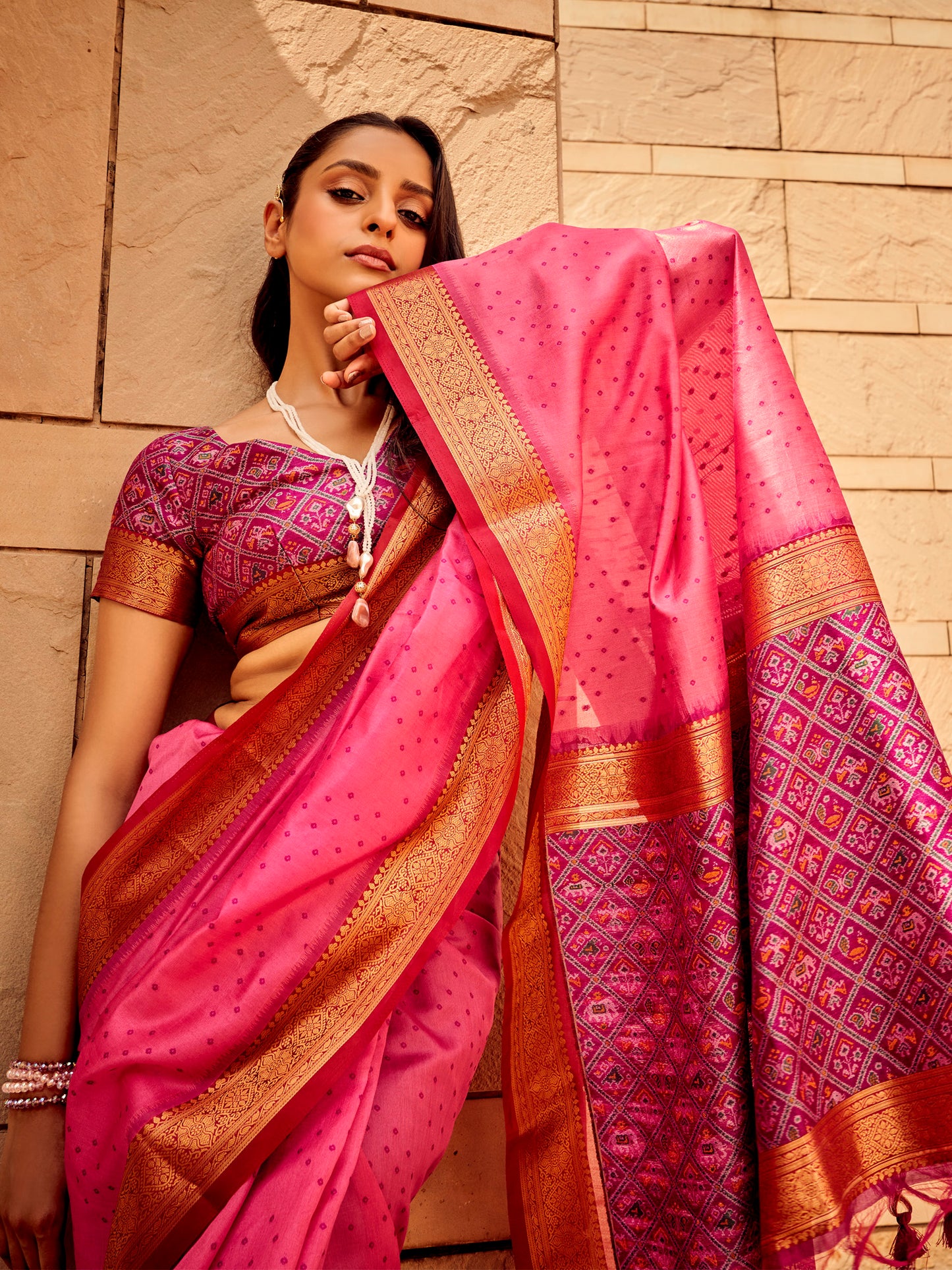 Women's Silk Blend Pink Woven Design Designer Saree With Blouse Piece
