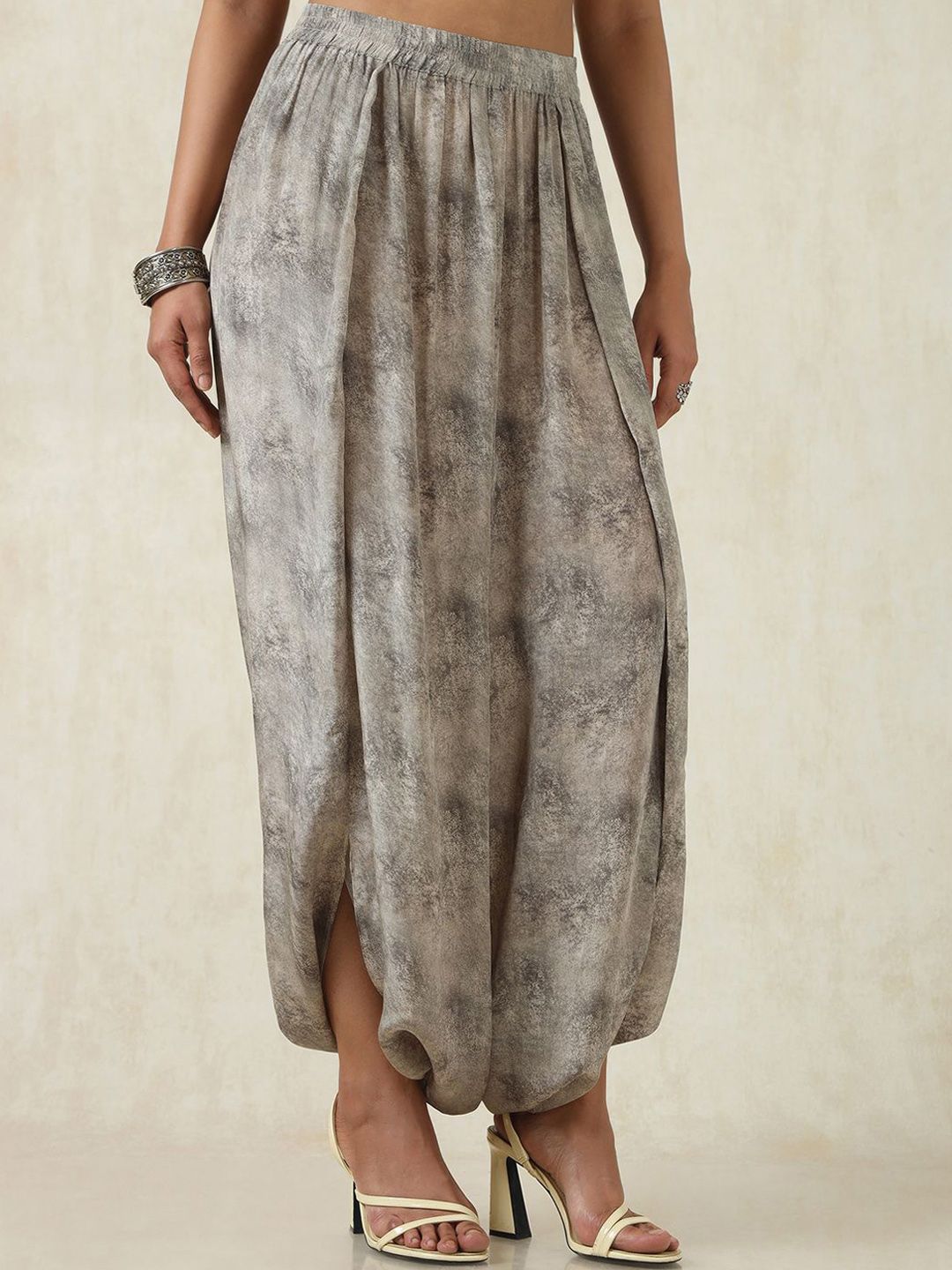 Dhiyona SO Women's Dyed Thread Work Round Neck Puffed Sleeves A-Line Kurta With Trousers