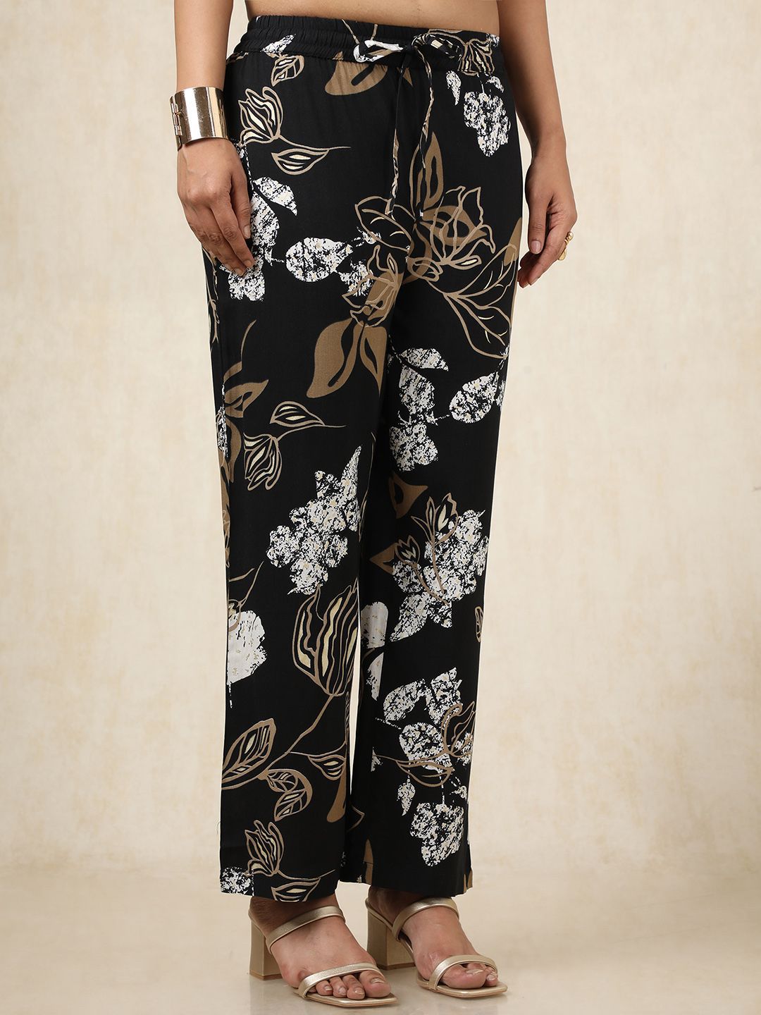 Dhiyona SO Women's Floral Printed Shirt Collar Sleeveless Straight Kurta With Palazzos