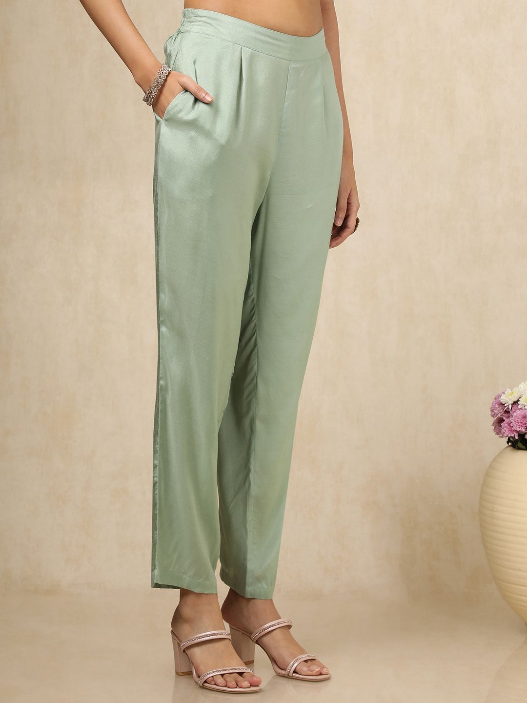 Dhiyona SO Women's Women Floral Printed Regular Beads and Stones Silk Crepe Kurta with Trousers & With Dupatta