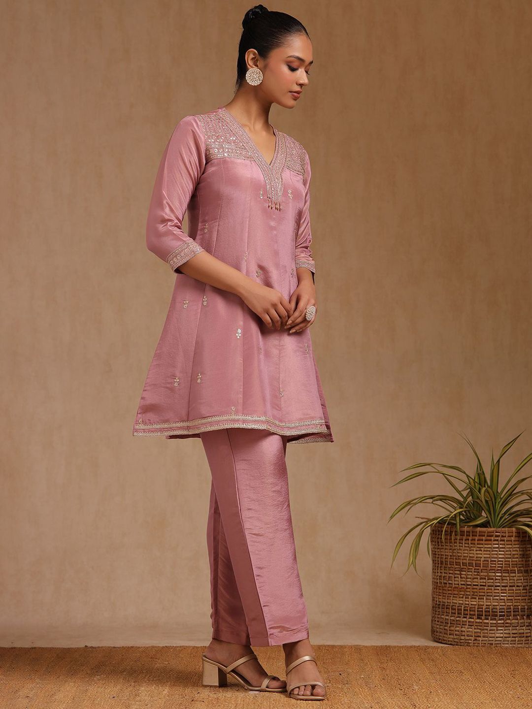 Dhiyona SO Women's Floral Embroidered V-Neck Panelled A-Line Sequinned Kurta With Trousers