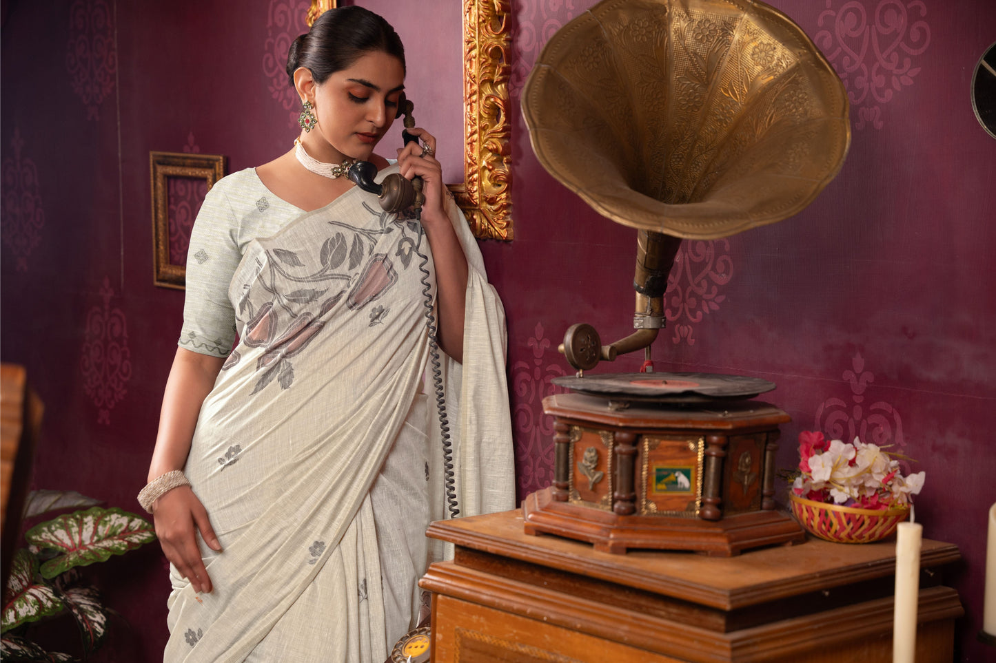 Dhiyona GR Women's Ruby Beige & Pink Mul Cotton Woven Saree