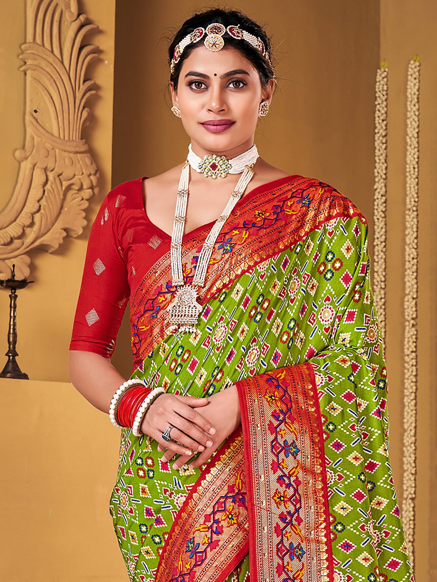 Women's Silk Blend Green Woven Design Designer Saree With Blouse Piece