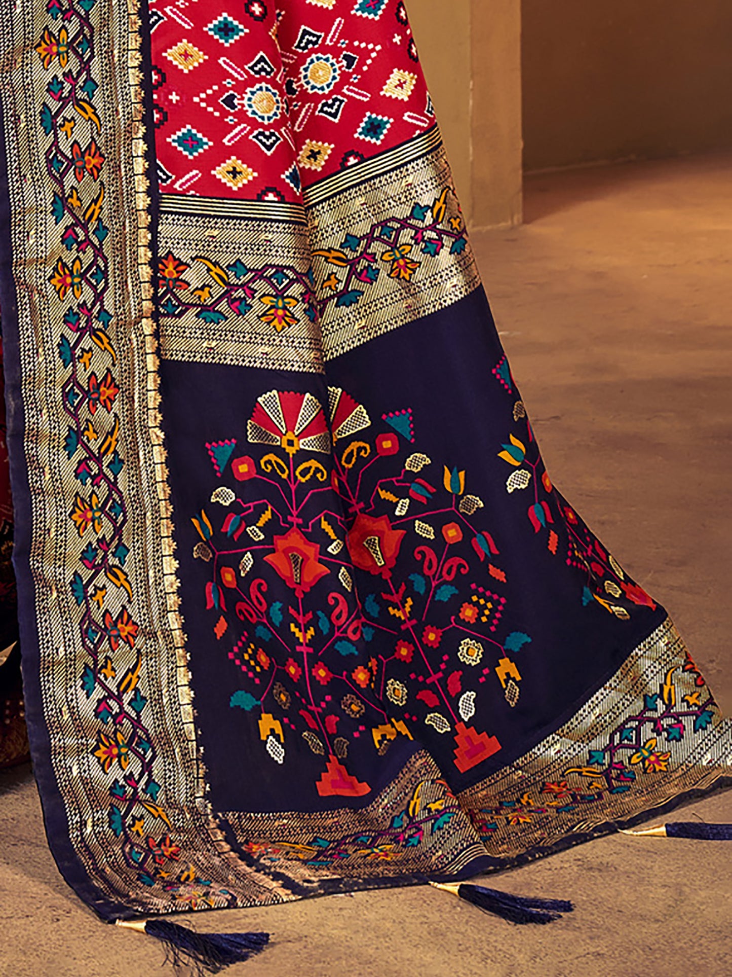 Women's Silk Blend Pink Woven Design Designer Saree With Blouse Piece