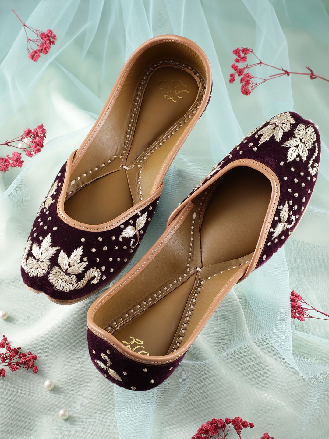 Dhiyona HOP Women Floral Embroidered Mojaris