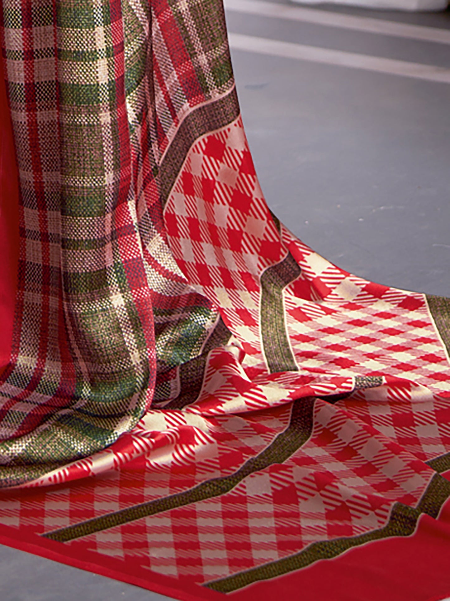 Women's Crepe Olive Digital Print Designer Saree With Blouse Piece