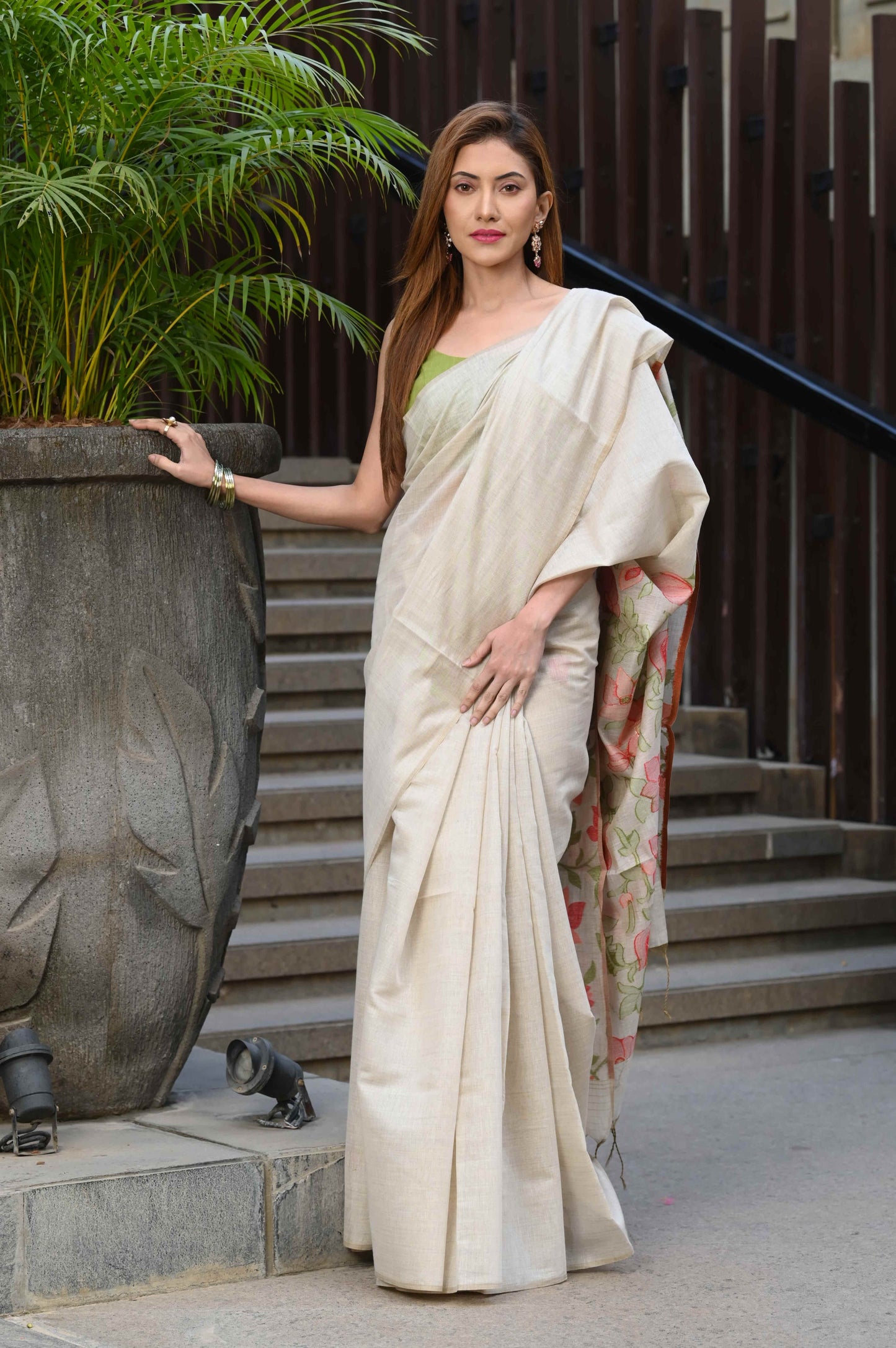 Dhiyona GR Women's Sunflower Beige & Red Mul Cotton Jamdani Saree