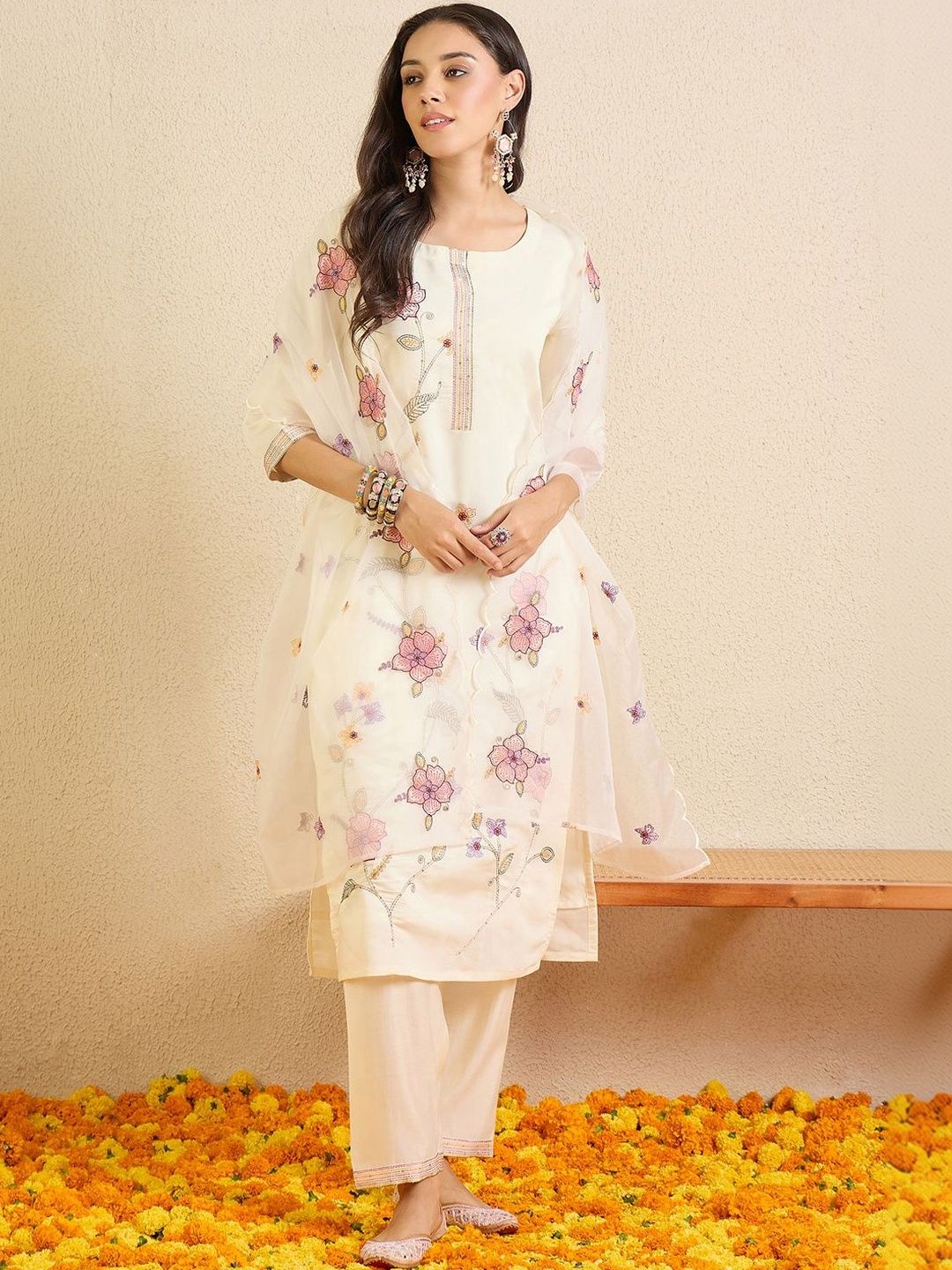 Women Floral Embroidered Regular Thread Work Kurta with Trousers & With Dupatta
