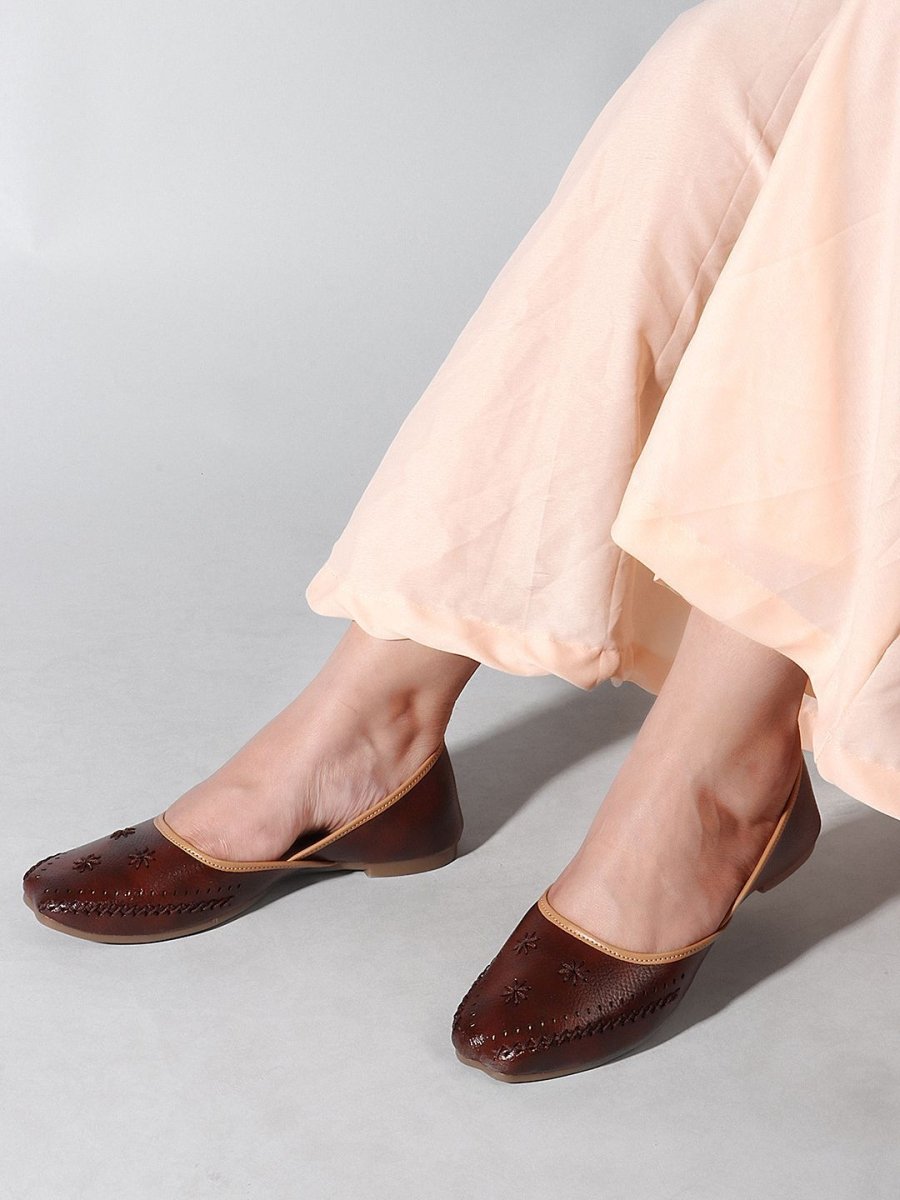 Dhiyona AK Women Embellished Ballerinas