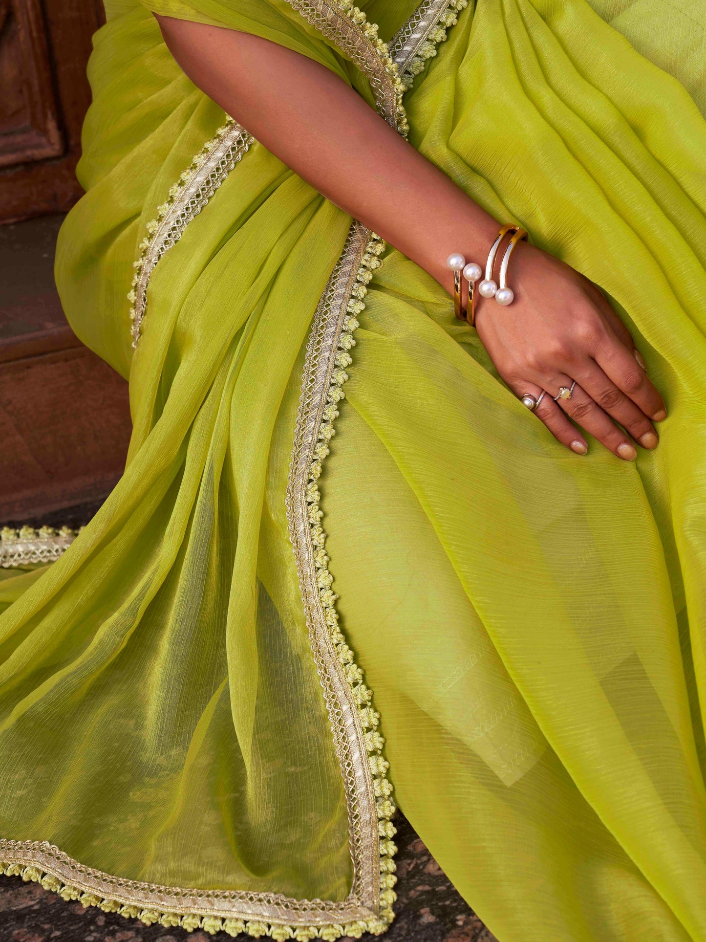 Dhiyona TI Women's Green Shimmer Chiffon Saree with Unstitched Blouse