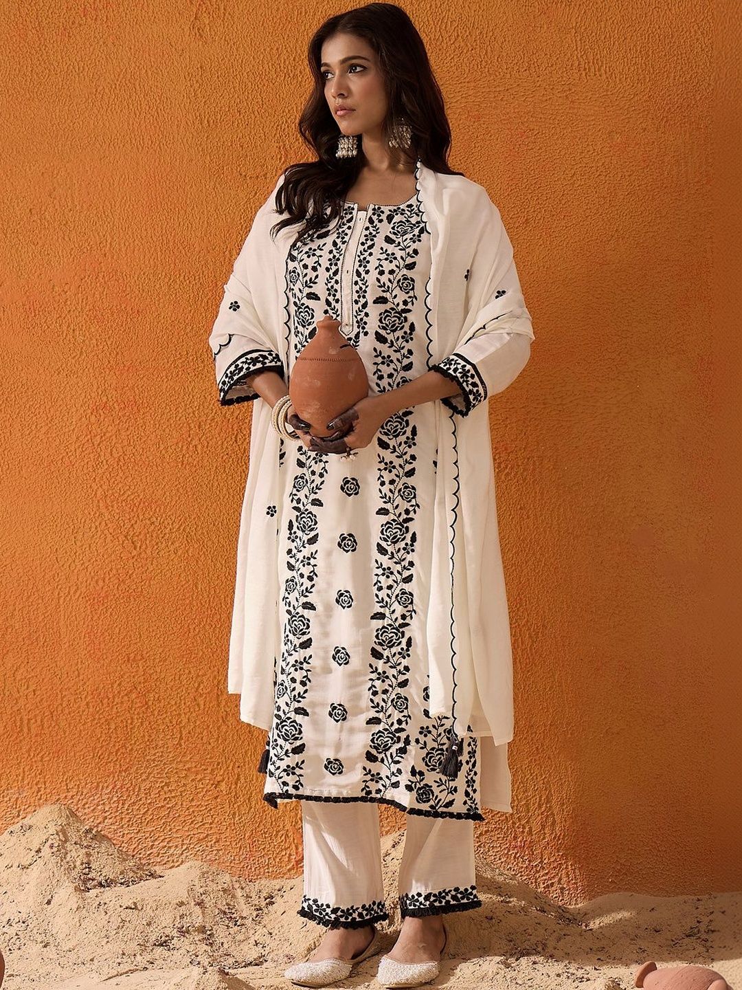 Women Floral Embroidered Regular Thread Work Kurta with Trousers & With Dupatta