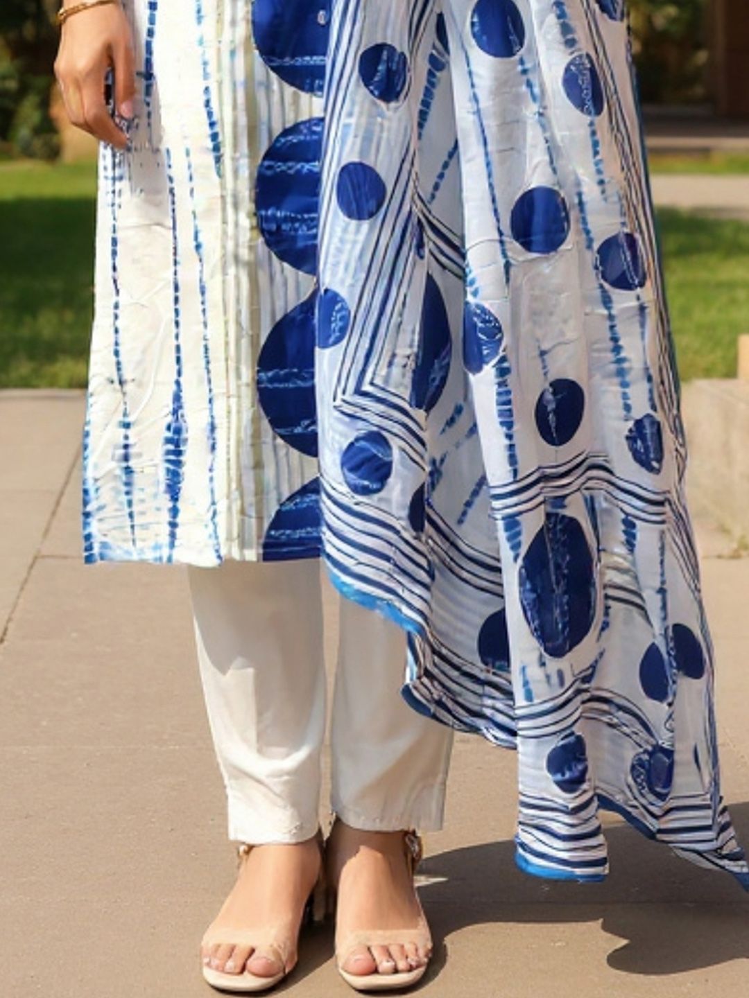 Women Geometric Printed Cotton Kurta with Trousers & Dupatta