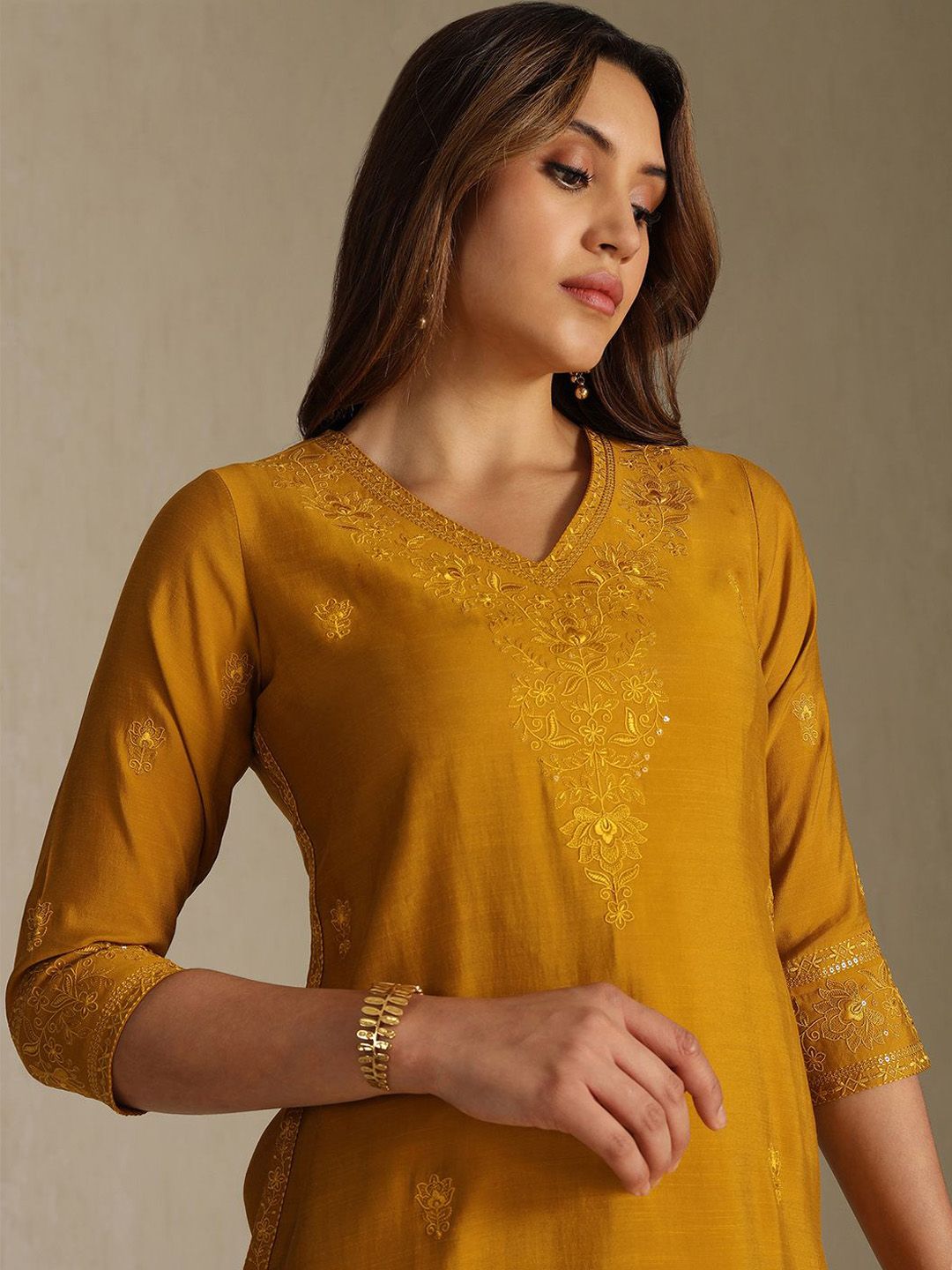 Dhiyona SO Women's Floral Embroidered V-Neck Thread Work Straight Kurta With Trousers
