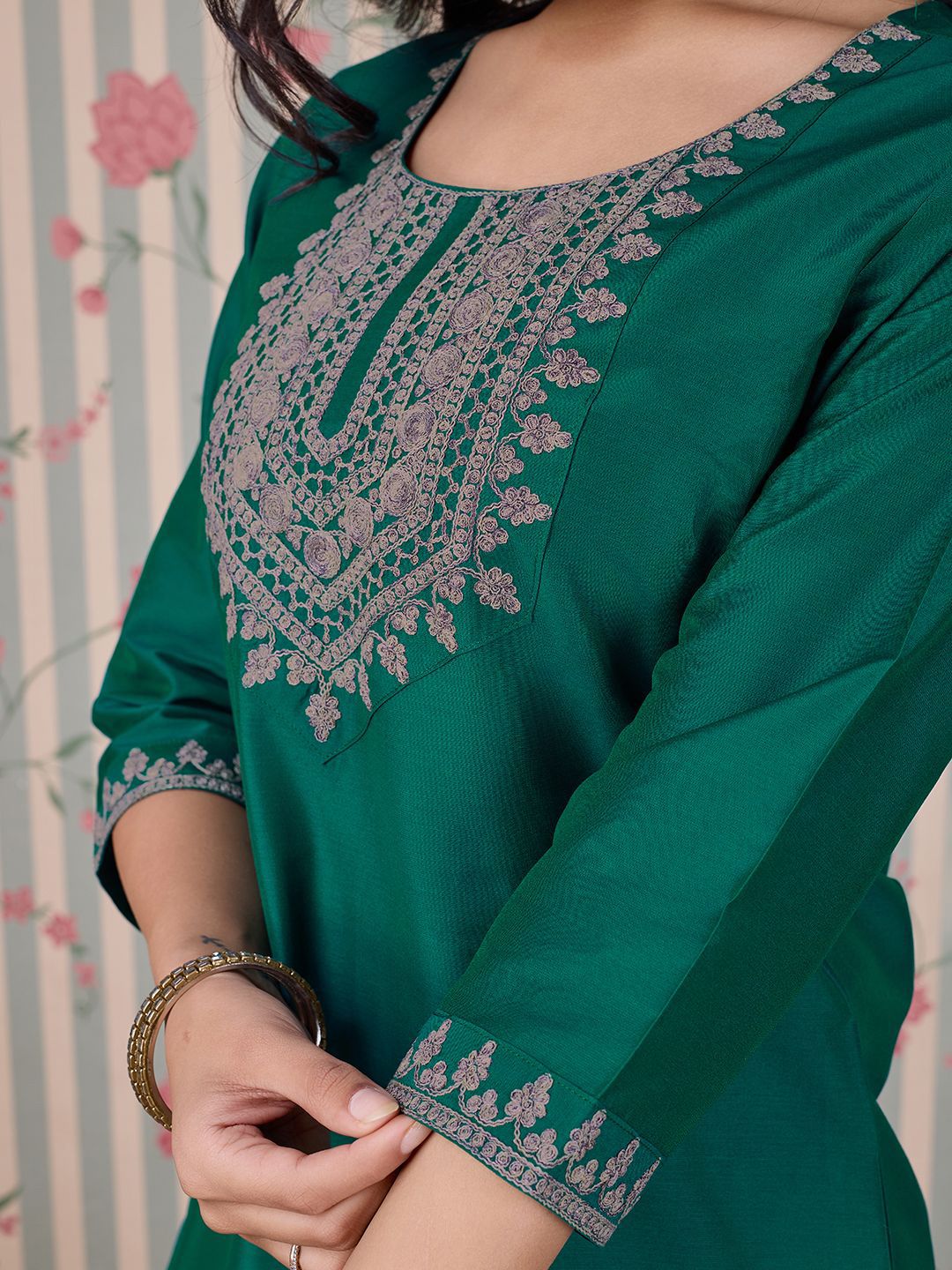 Dhiyona OD Women Embroidered Straight Kurta