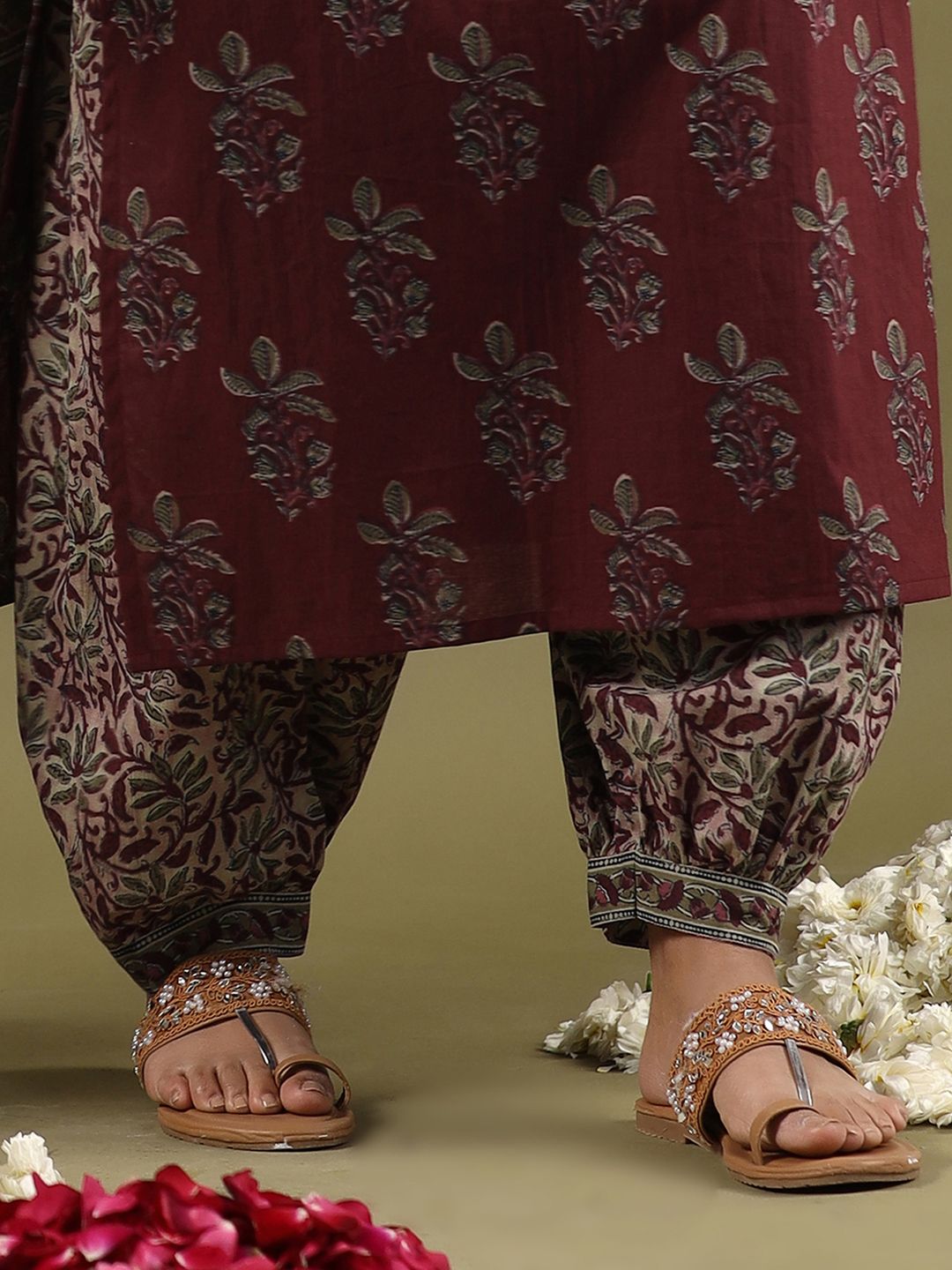 Dhiyona IE Women Floral Printed Regular Pure Cotton Kurta with Salwar & With Dupatta