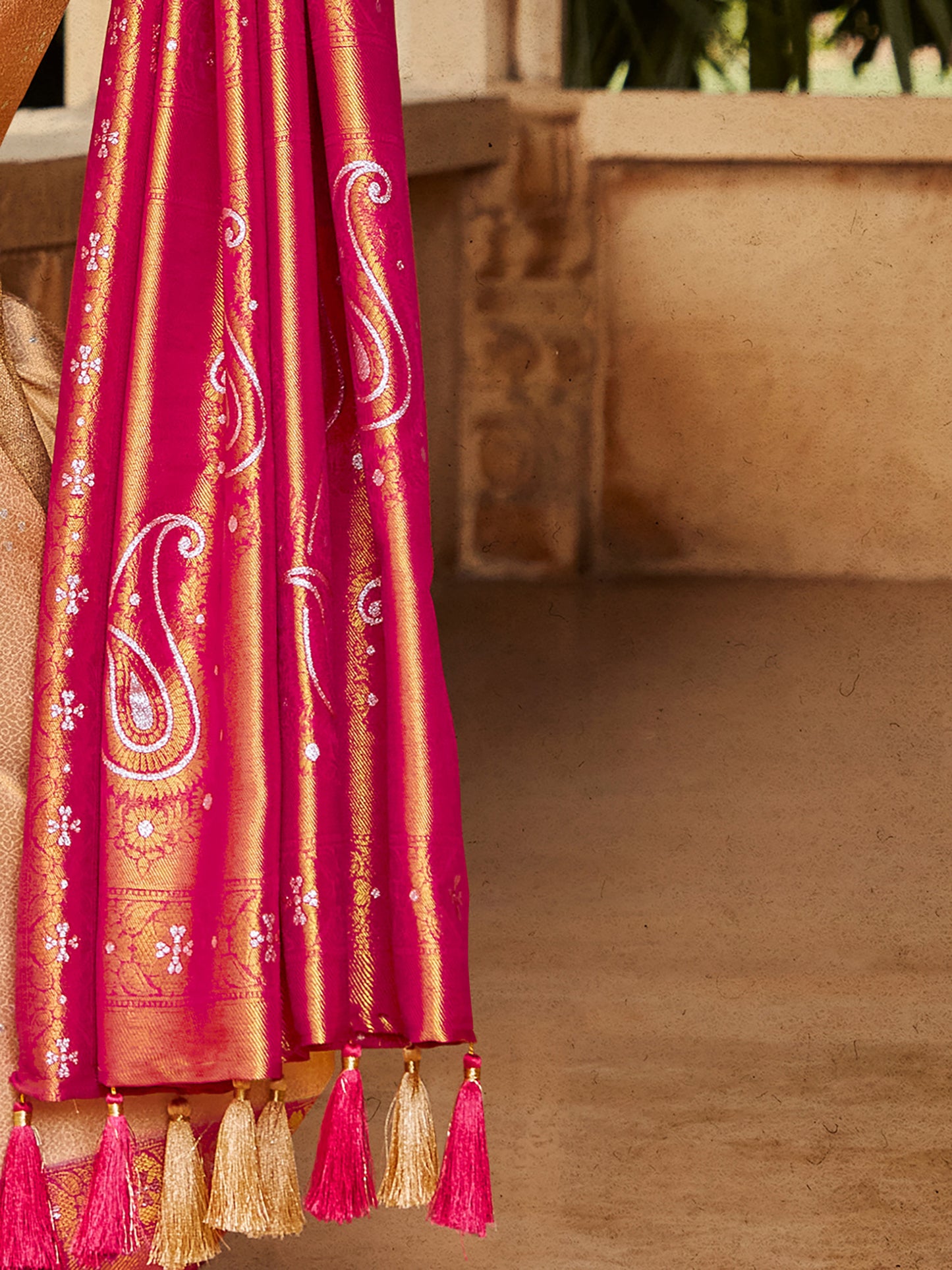 Women's Kanjeevaram Silk Cream Woven Design Designer Saree With Blouse Piece