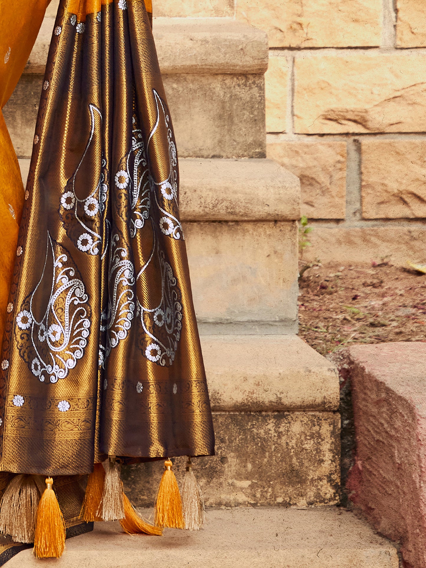 Women's Kanjeevaram Silk Yellow Woven Design Designer Saree With Blouse Piece
