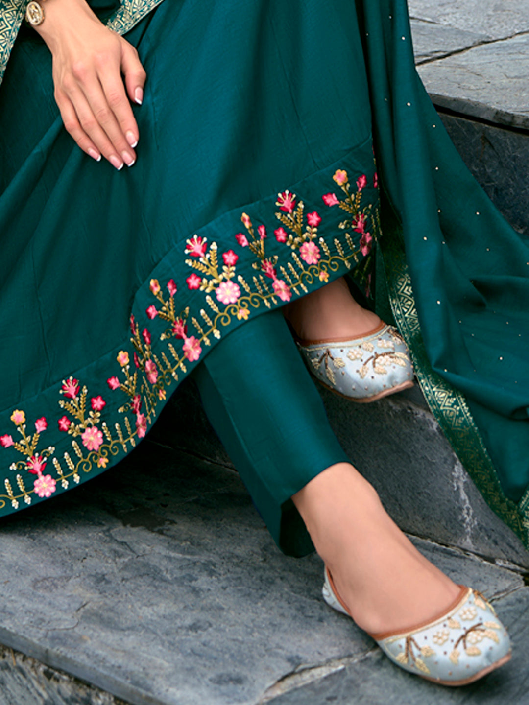 Dhiyona VV Women's Silk Blend Kurta Pant Dupatta Set