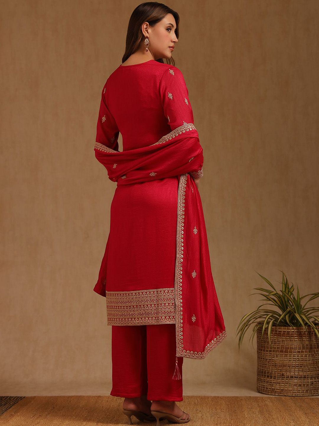 Dhiyona SO Women's Floral Embroidered V-Neck Zari Straight Kurta & Trousers With Dupatta