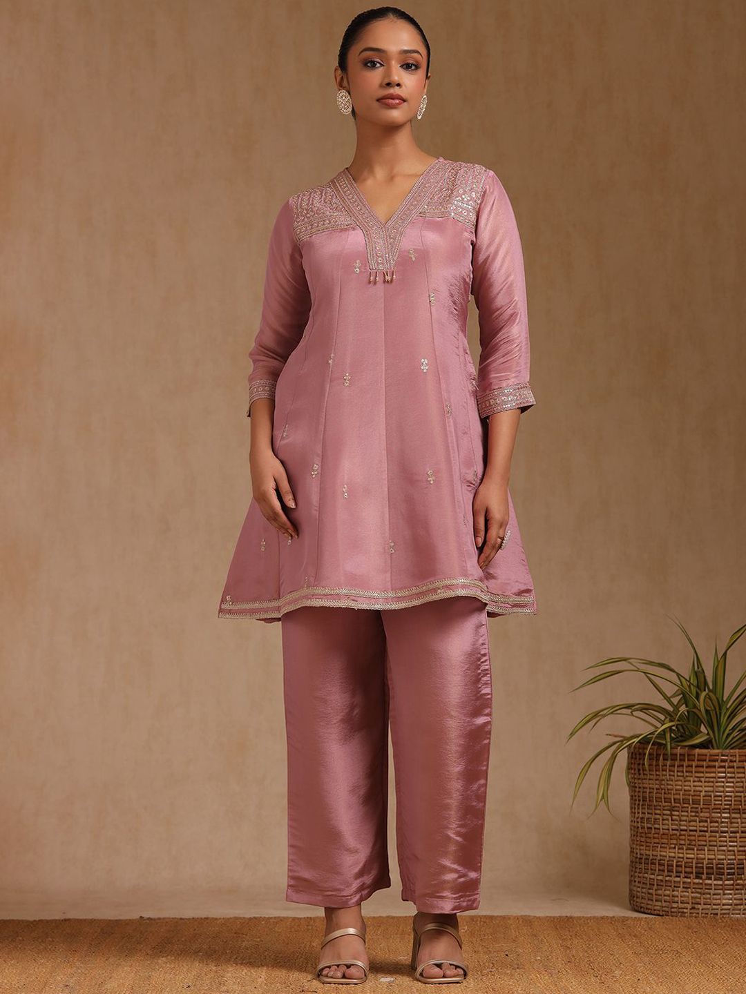 Dhiyona SO Women's Floral Embroidered V-Neck Panelled A-Line Sequinned Kurta With Trousers