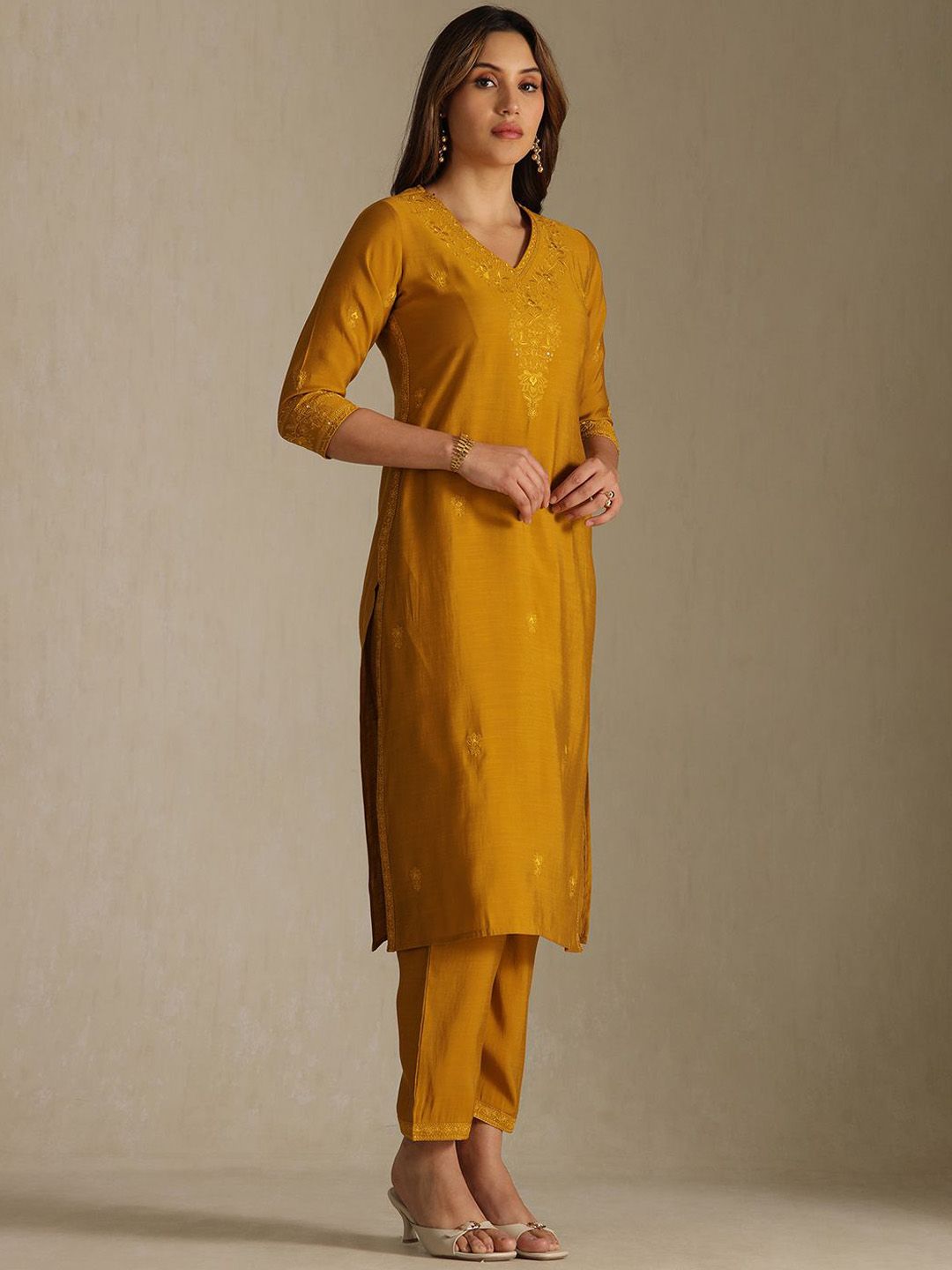 Dhiyona SO Women's Floral Embroidered V-Neck Thread Work Straight Kurta With Trousers