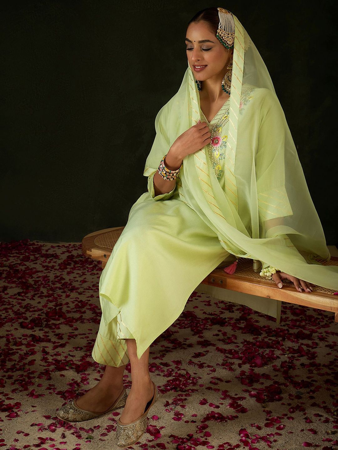 Women Floral Embroidered Regular Thread Work Kurta with Trousers & With Dupatta