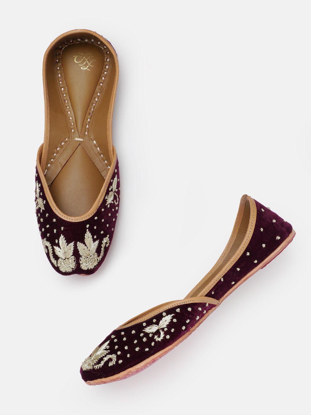 Dhiyona HOP Women Floral Embroidered Mojaris