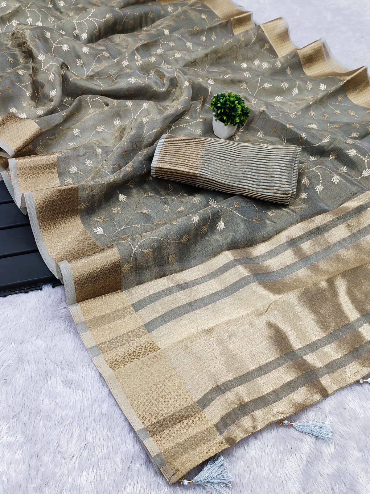 Dhiyona GR Women's Amani Grey Tissue Cotton Silk Embroidered Saree