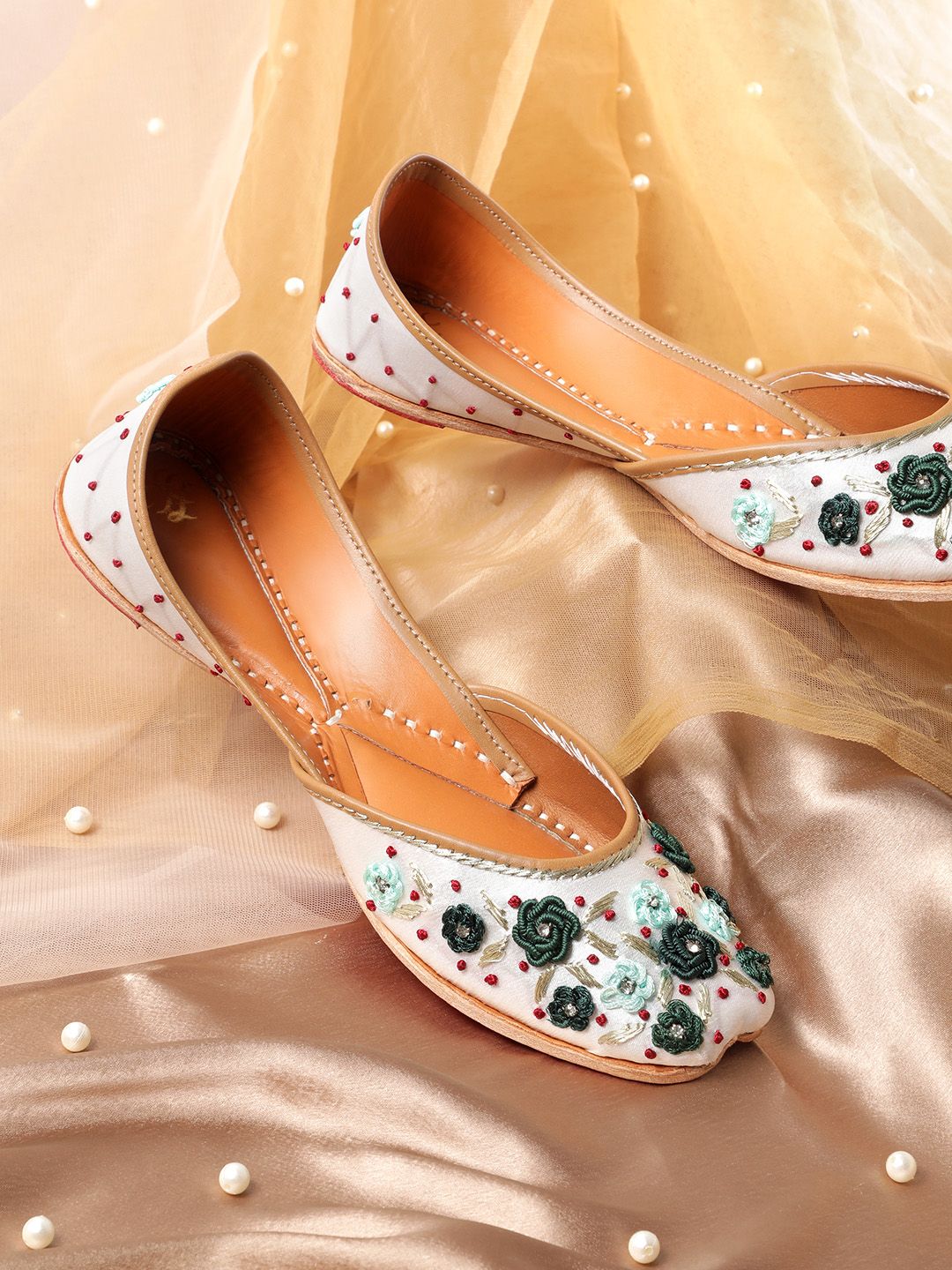 Dhiyona HOP Women Ethnic Embroidered Mojaris