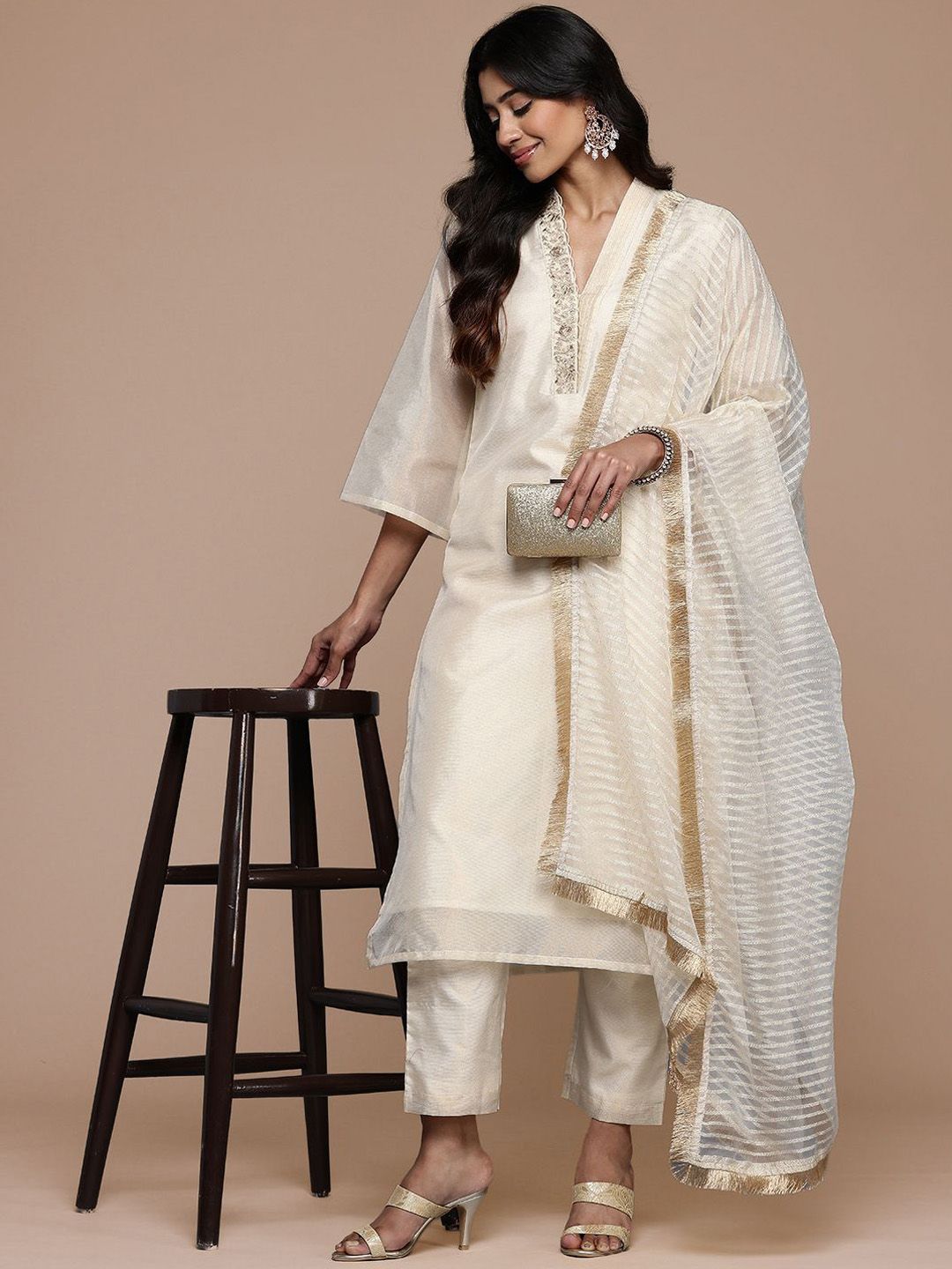 Dhiyona PD Women Floral Yoke Design V-Neck Zari Straight Kurta & Trousers With Dupatta