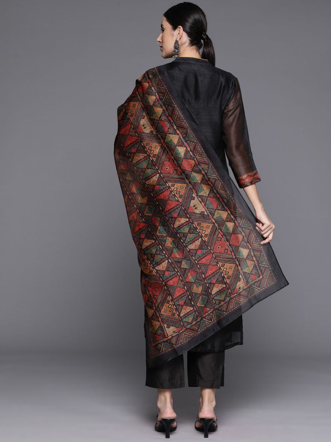 Dhiyona VA Women's Geometric Printed Mandarin Collar Regular Kurta & Trousers With Dupatta