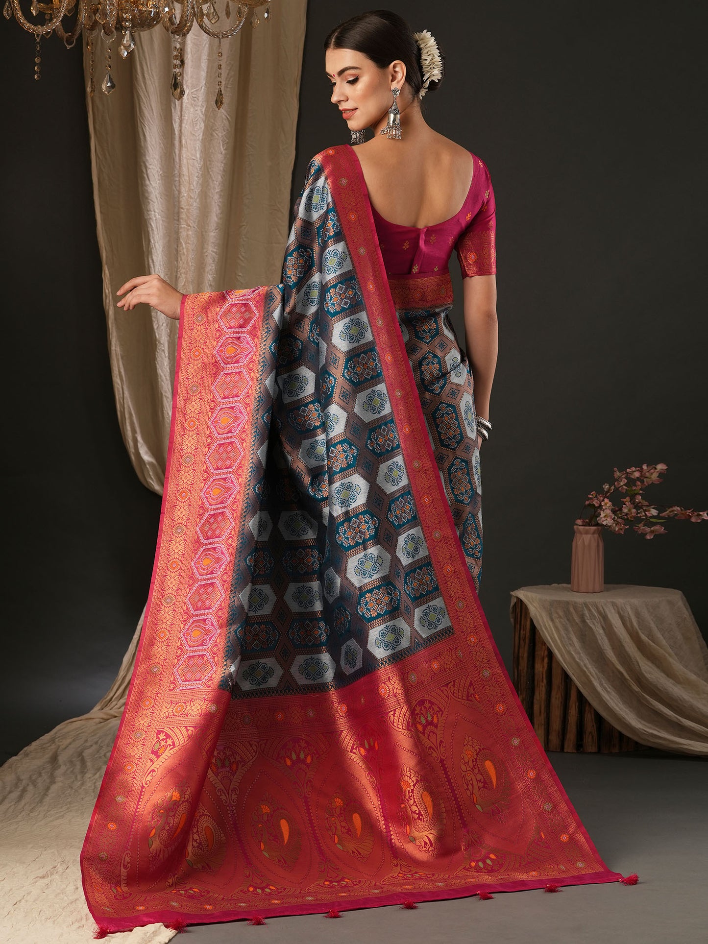 Women's Silk Blend Pink Woven Design Designer Saree With Blouse Piece