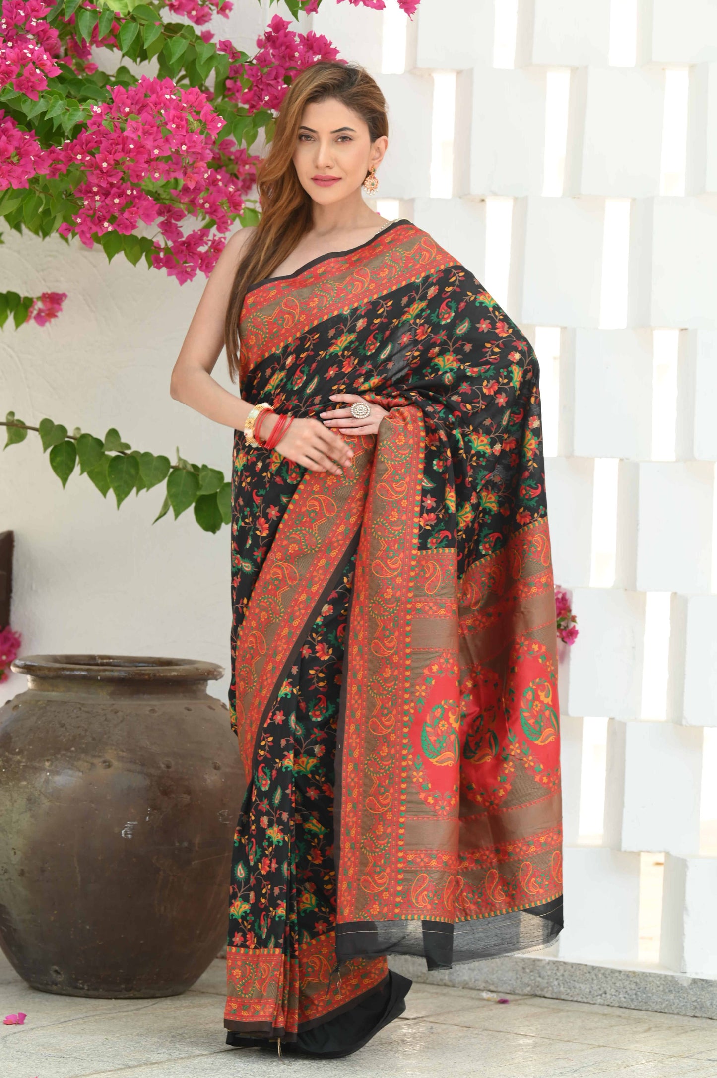Dhiyona GR Women's Yashodha Dramatic Black Jamewar Kashmiri Soft Modal Silk Saree