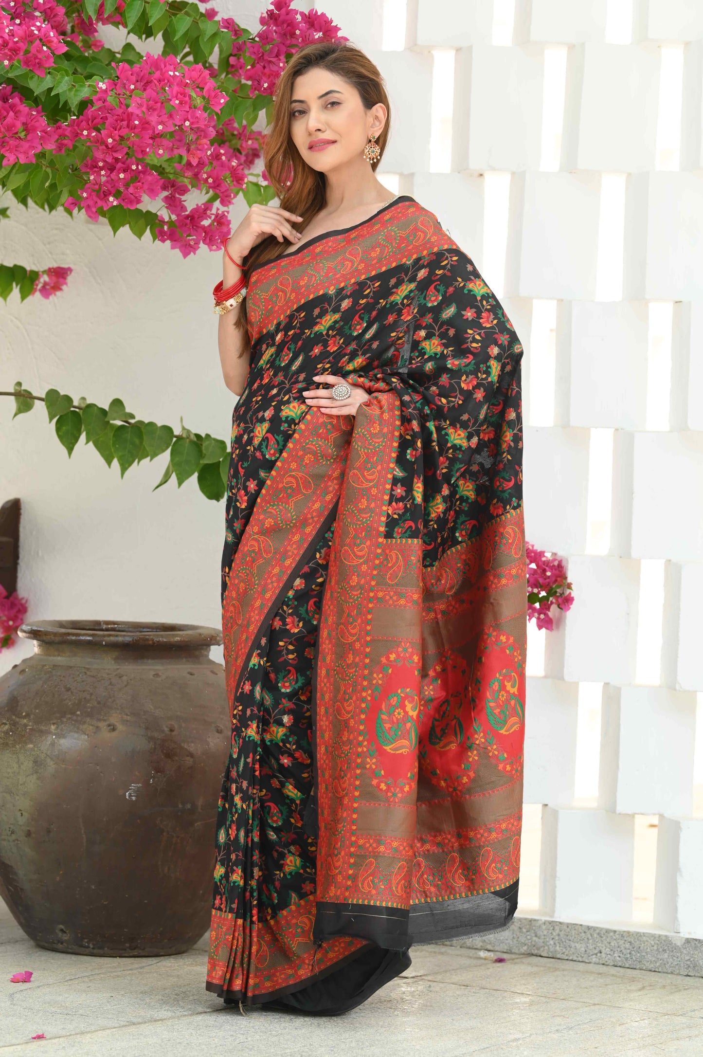 Dhiyona GR Women's Yashodha Dramatic Black Jamewar Kashmiri Soft Modal Silk Saree