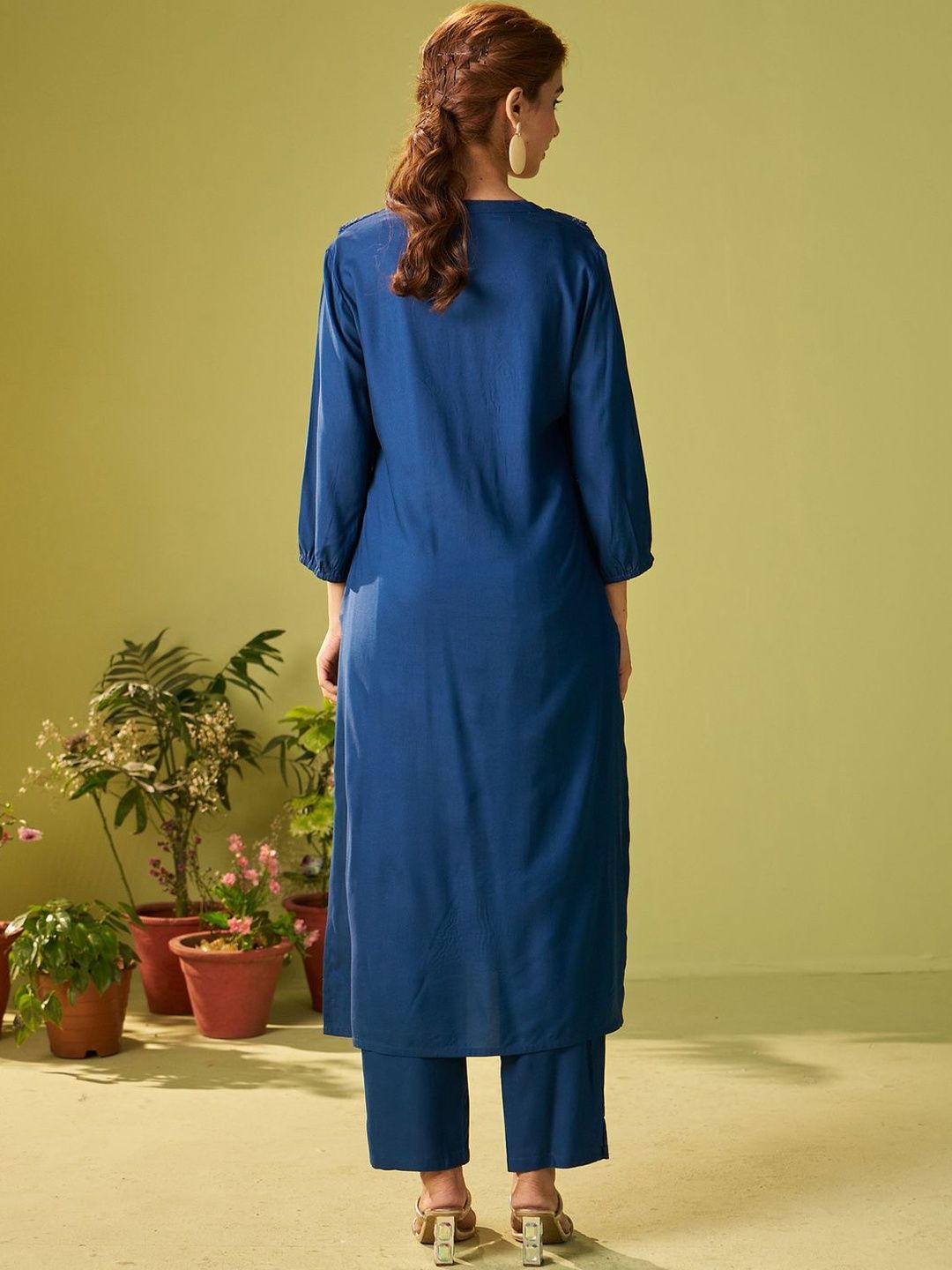 Women Floral Embroidered Kurta with Trousers