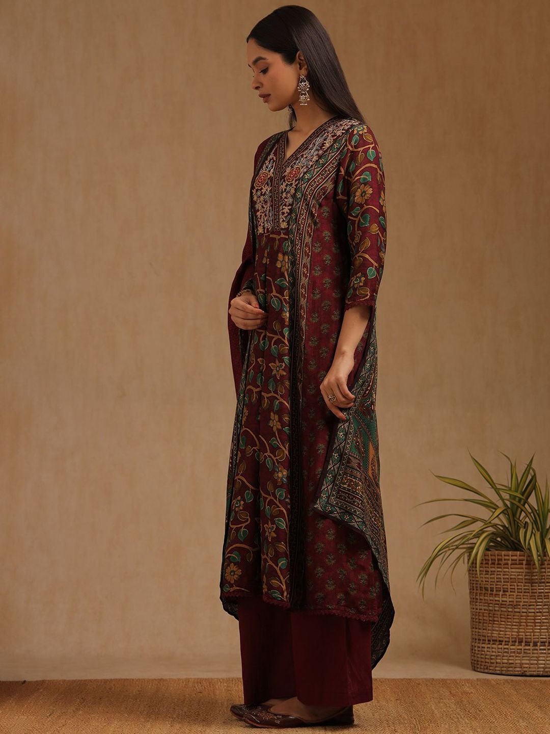 Dhiyona SO Women's Floral Printed V-Neck Thread Work Kurta With Palazzos & Dupatta
