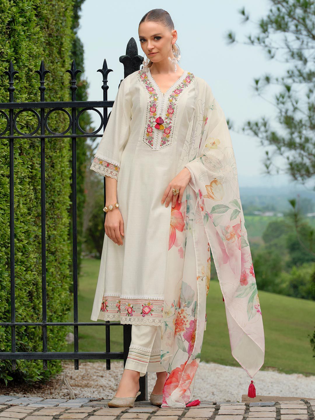 Women Floral Embroidered Regular Thread Work Kurta with Trousers & With Dupatta
