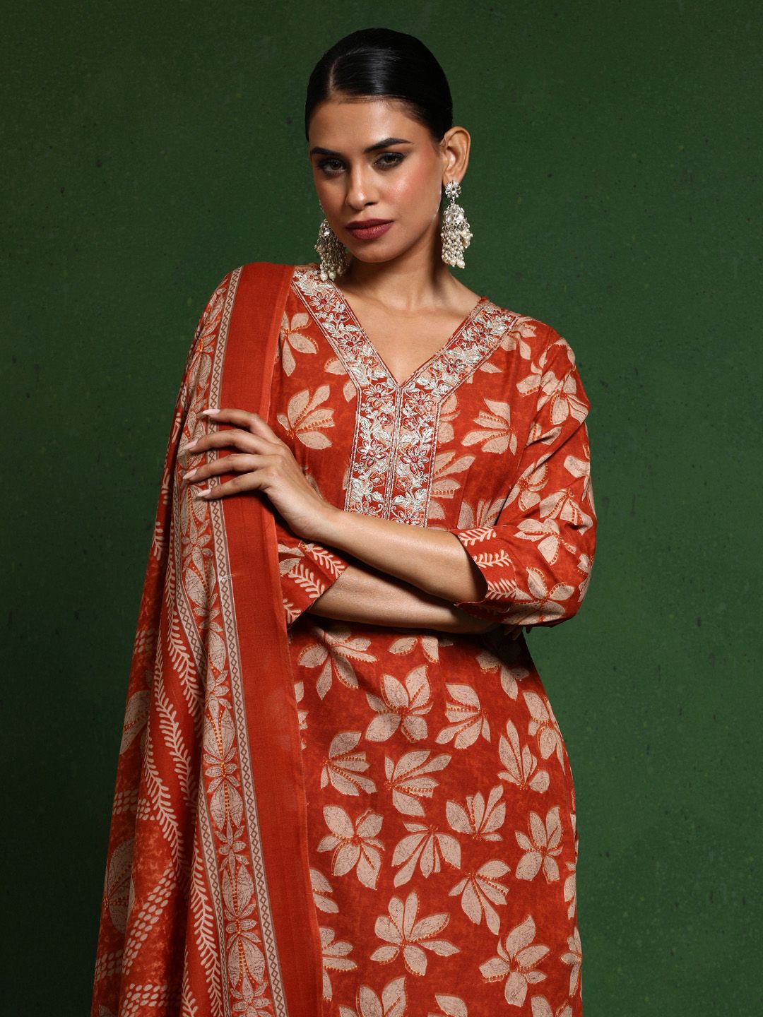 Dhiyona VA Women'sFloral Printed V-Neck Thread Work Kurta With Trousers & Dupatta