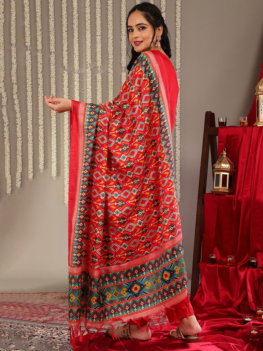 Dhiyona VA Women's Jaquard Kurta Set With Printed Patola Dupatta