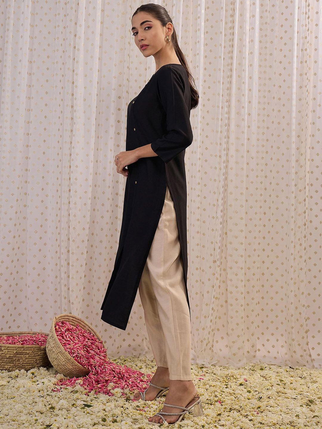 Dhiyona IE Round Neck Three-Quarter Sleeves Straight Kurta