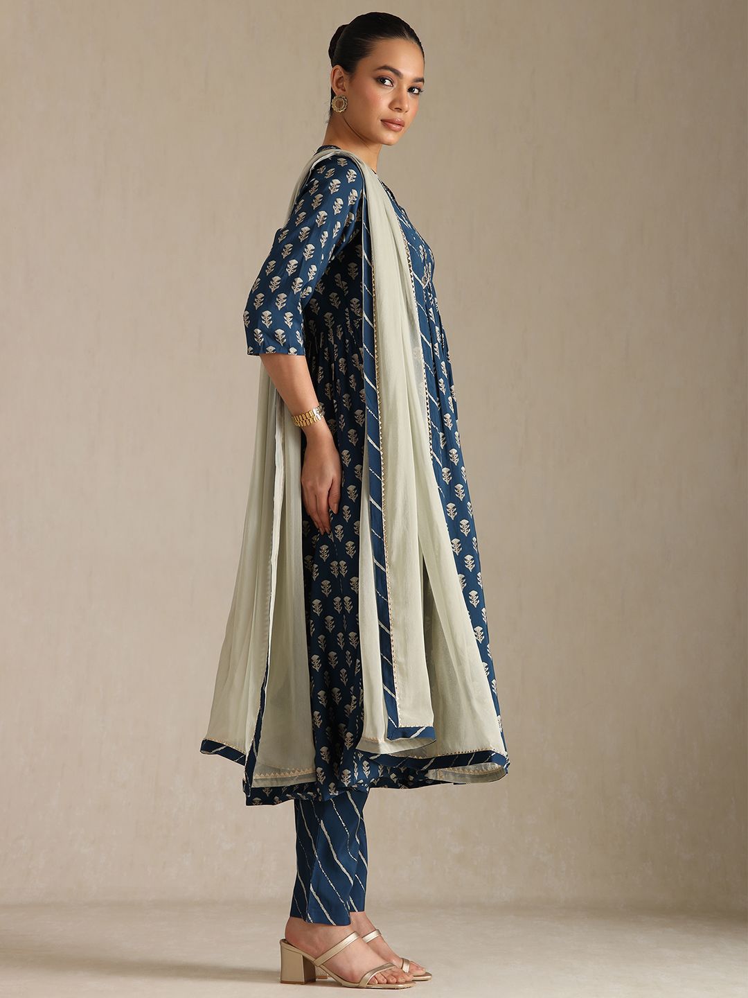 Dhiyona SO Women's Women Leheriya Printed Zardozi Kurta with Trousers & With Dupatta