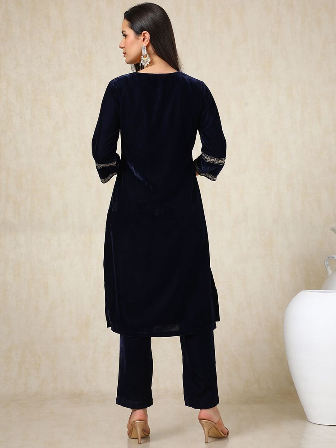 Dhiyona SO Women's Navy Blue Floral Embroidered Round Neck Regular Velvet Kurta With Trouser