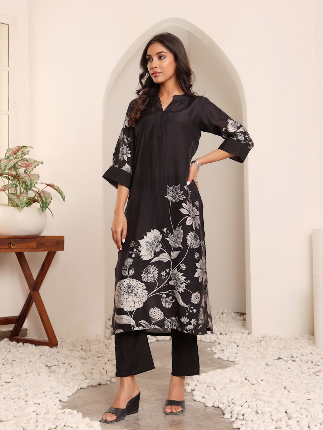 Dhiyona VA Women'sFloral Printed Mandarin Collar Chanderi Silk Straight Kurta With Trousers