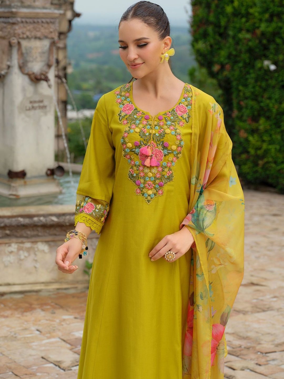Women Floral Embroidered Regular Thread Work Kurta And Trousers With Dupatta