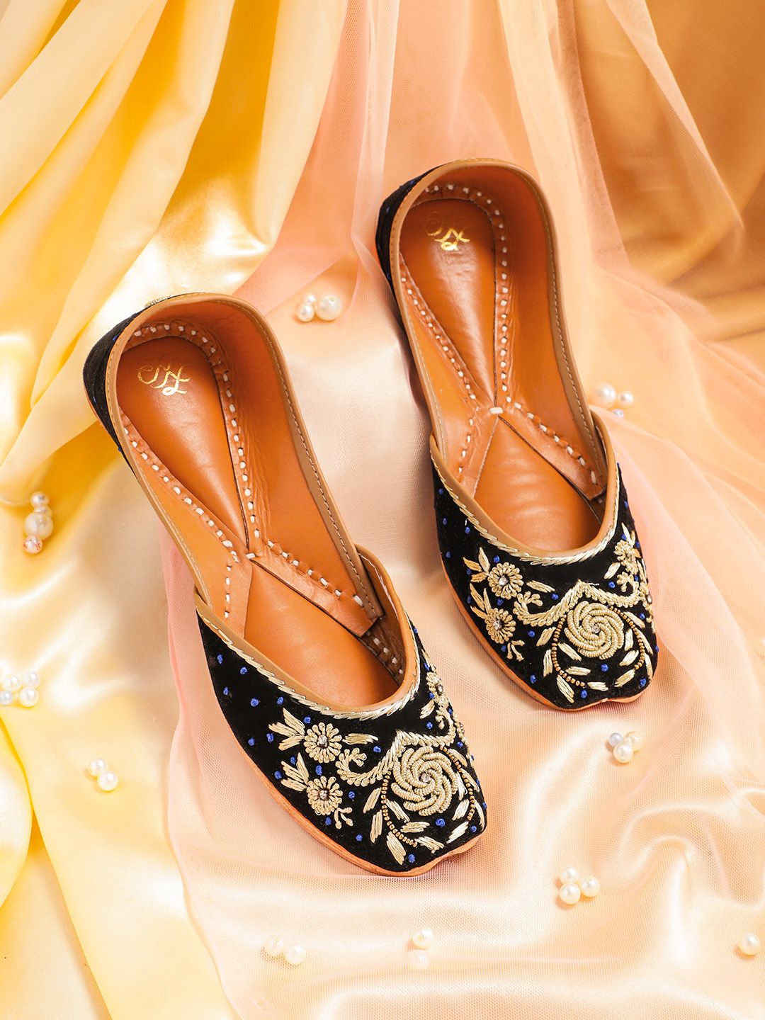 Dhiyona HOP Women Floral Embroidered Mojaris